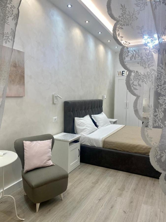 Apartment Close To The Coloseum, 2 Minutes Walk From Metro A Bagian luar foto